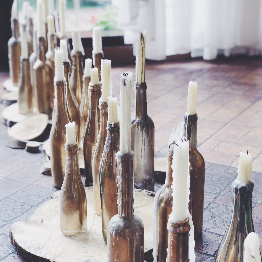 Декор свадьбы со спилами, золотыми бутылками и свечами 