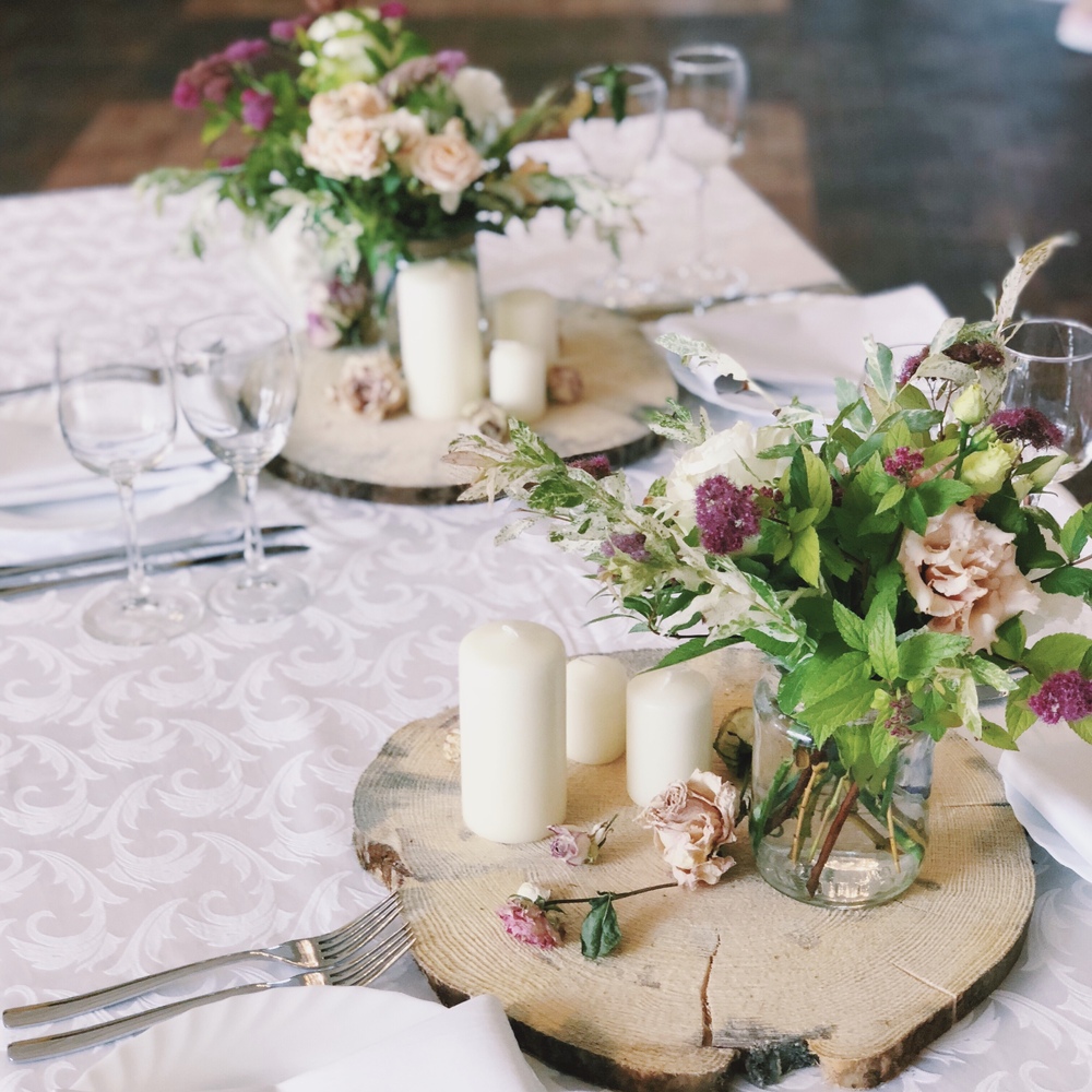 Декор свадьбы со спилами, золотыми бутылками и свечами 