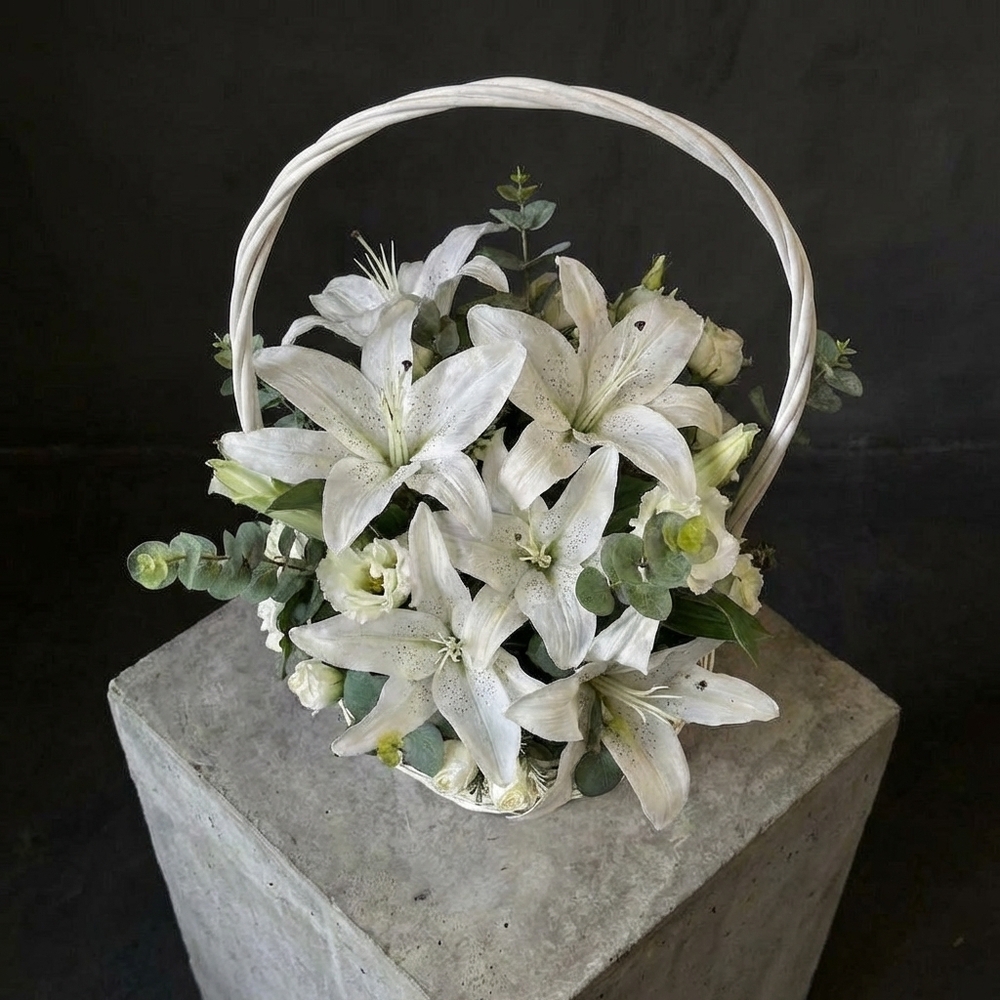 Траурная корзина из искусственных лилий на Радоницу