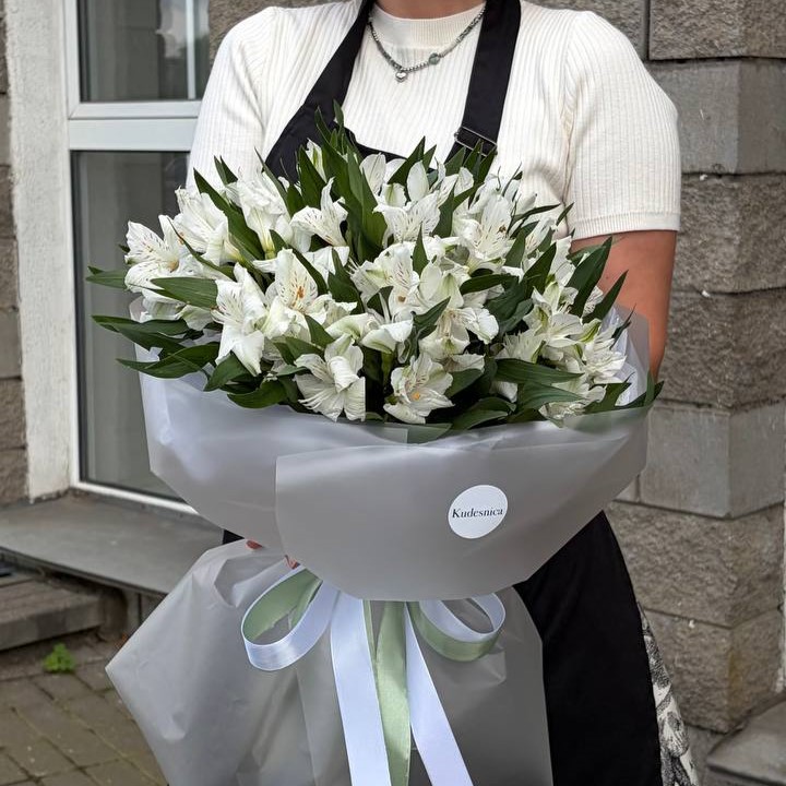 Букет из 17 белых альстромерий