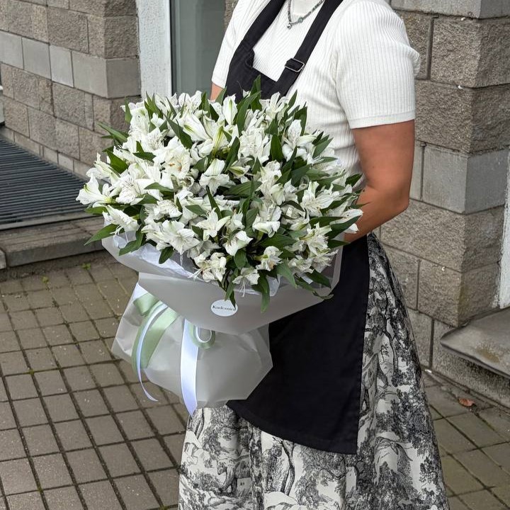 Букет из 25 белых альстромерий