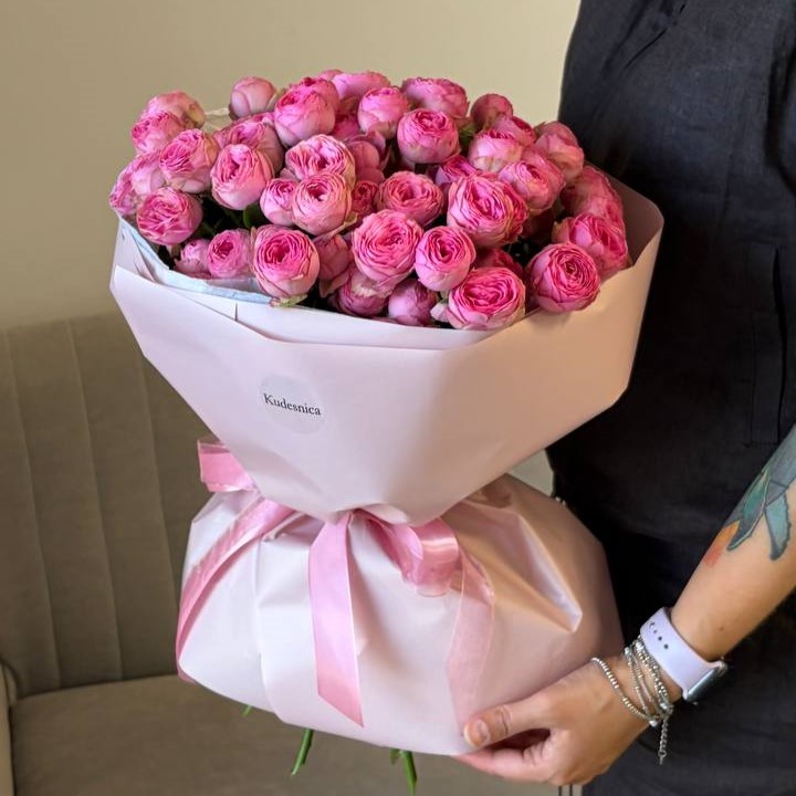 Букет из 15 кустовых пионовидных роз Жизель