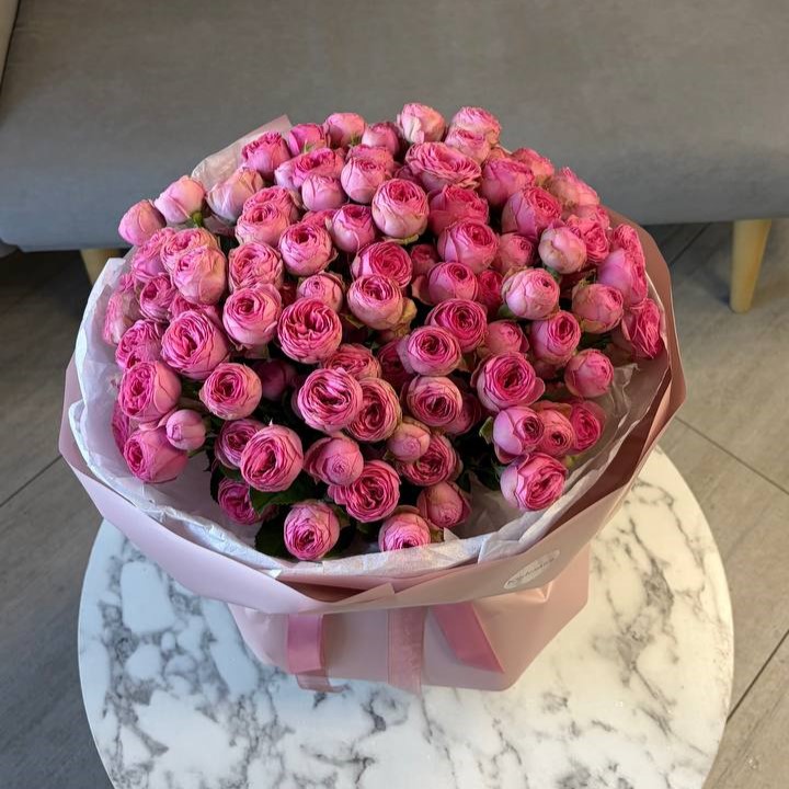 Букет из 25 кустовой пионовидной розы Жизель