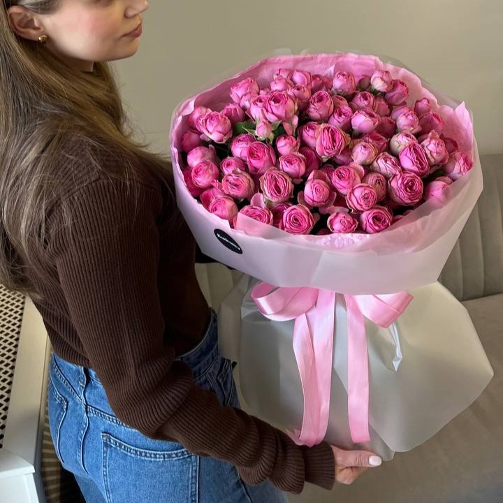 Букет из 19 пионовидных кустовых роз Жизель