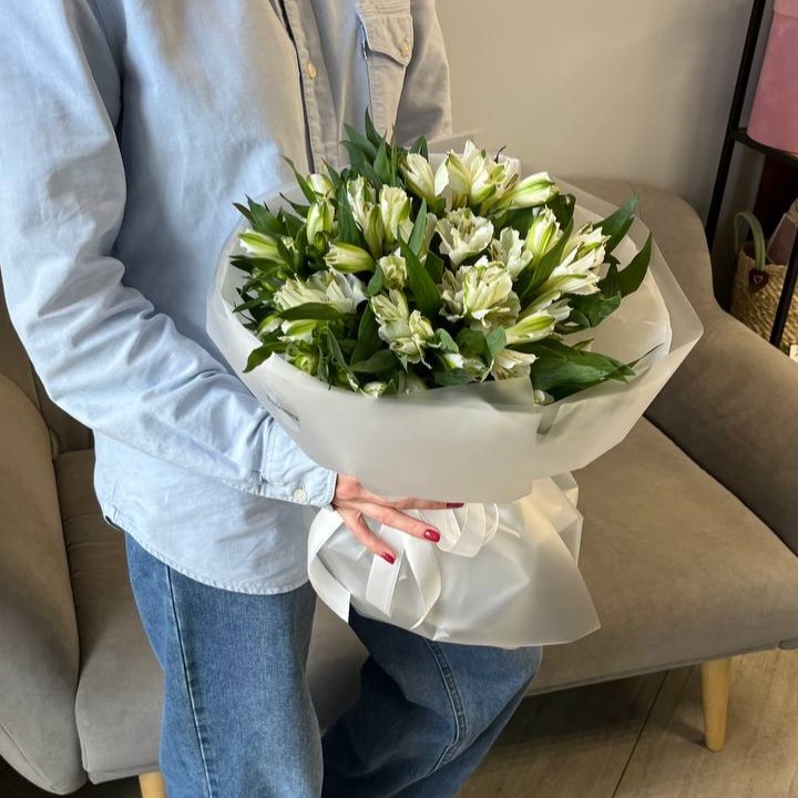 Букет из 9 белых альстромерий