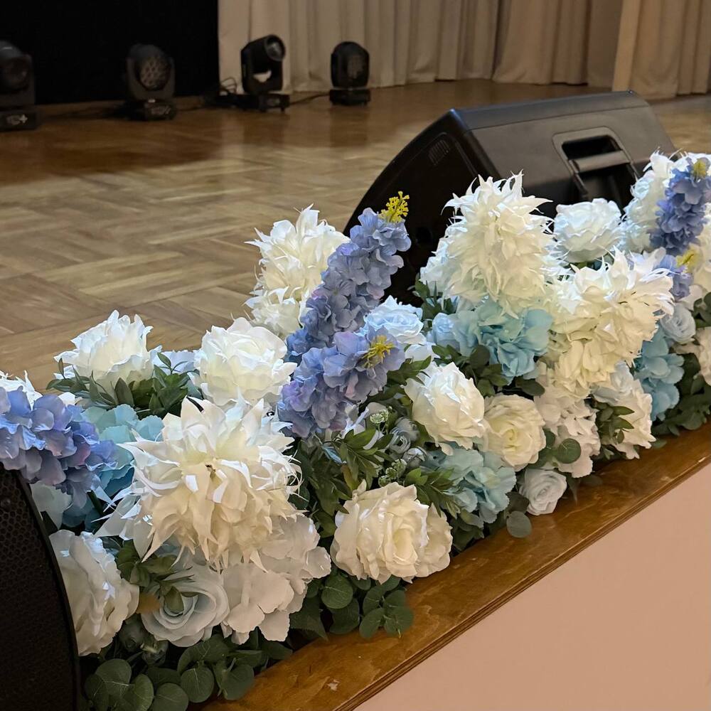 Композиция из искусственных цветов на сцену в бело-голубой гамме