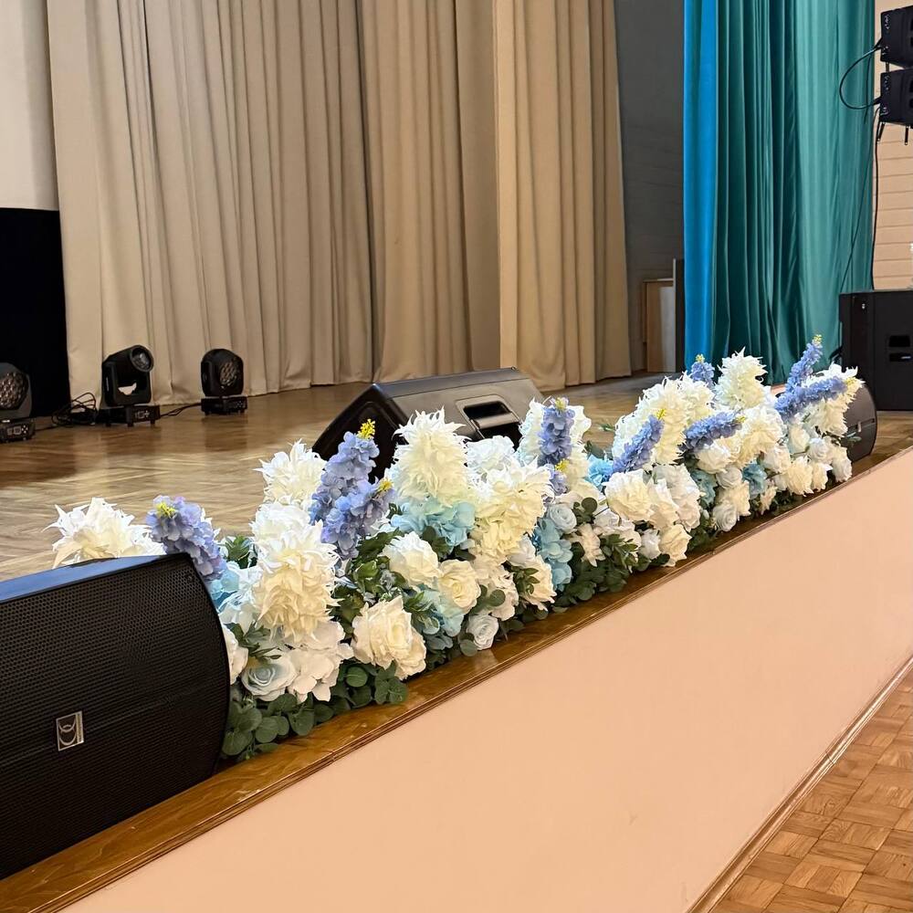 Композиция из искусственных цветов на сцену в бело-голубой гамме