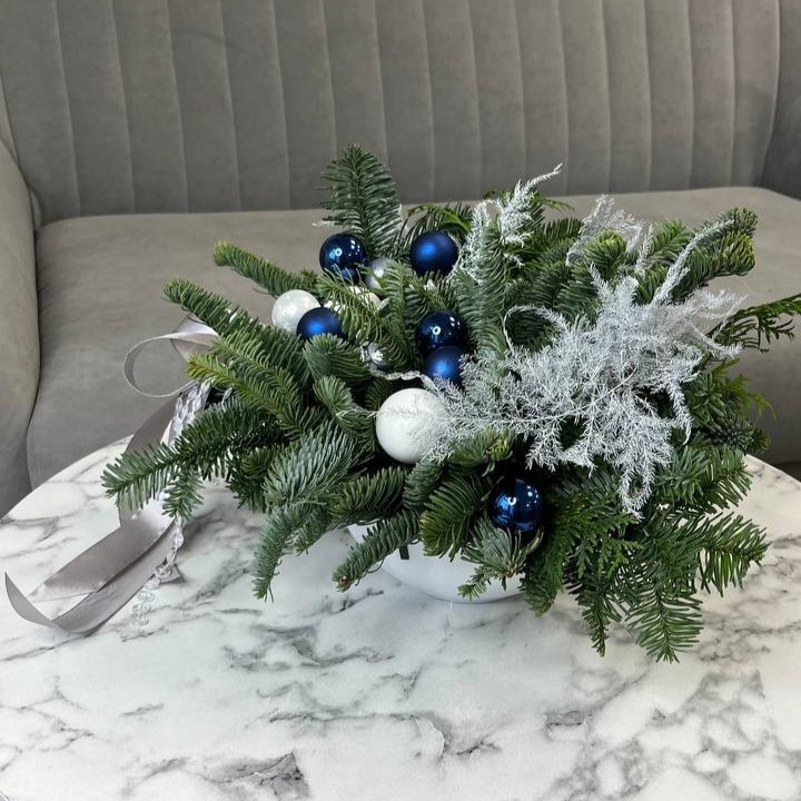 Новогодняя композиция из живой пихты 
