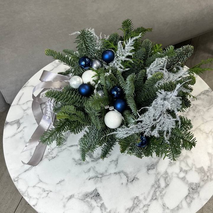 Новогодняя композиция из живой пихты 