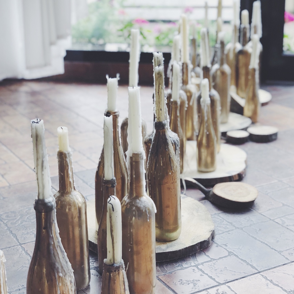 Декор свадьбы со спилами, золотыми бутылками и свечами 