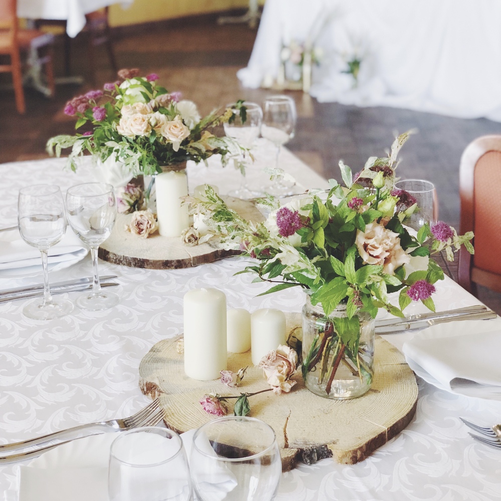 Декор свадьбы со спилами, золотыми бутылками и свечами 