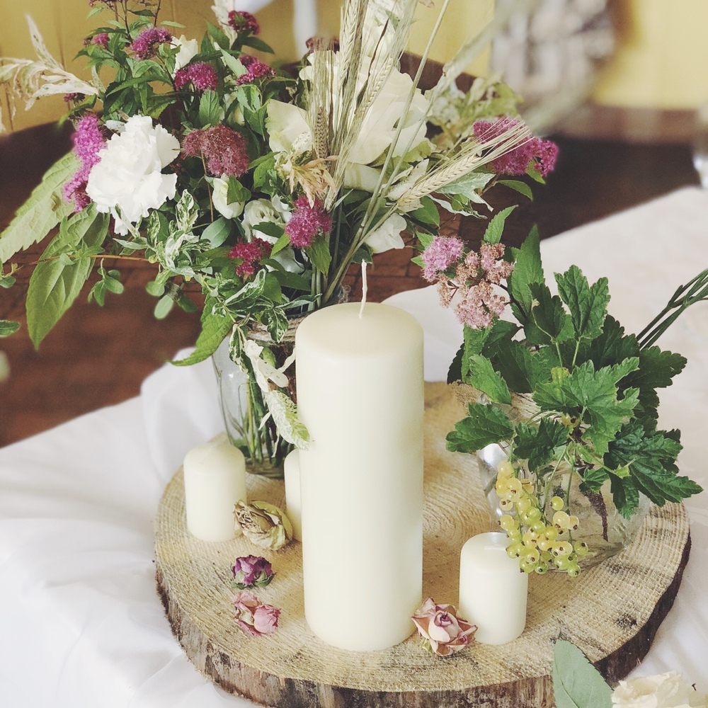 Декор свадьбы со спилами, золотыми бутылками и свечами 