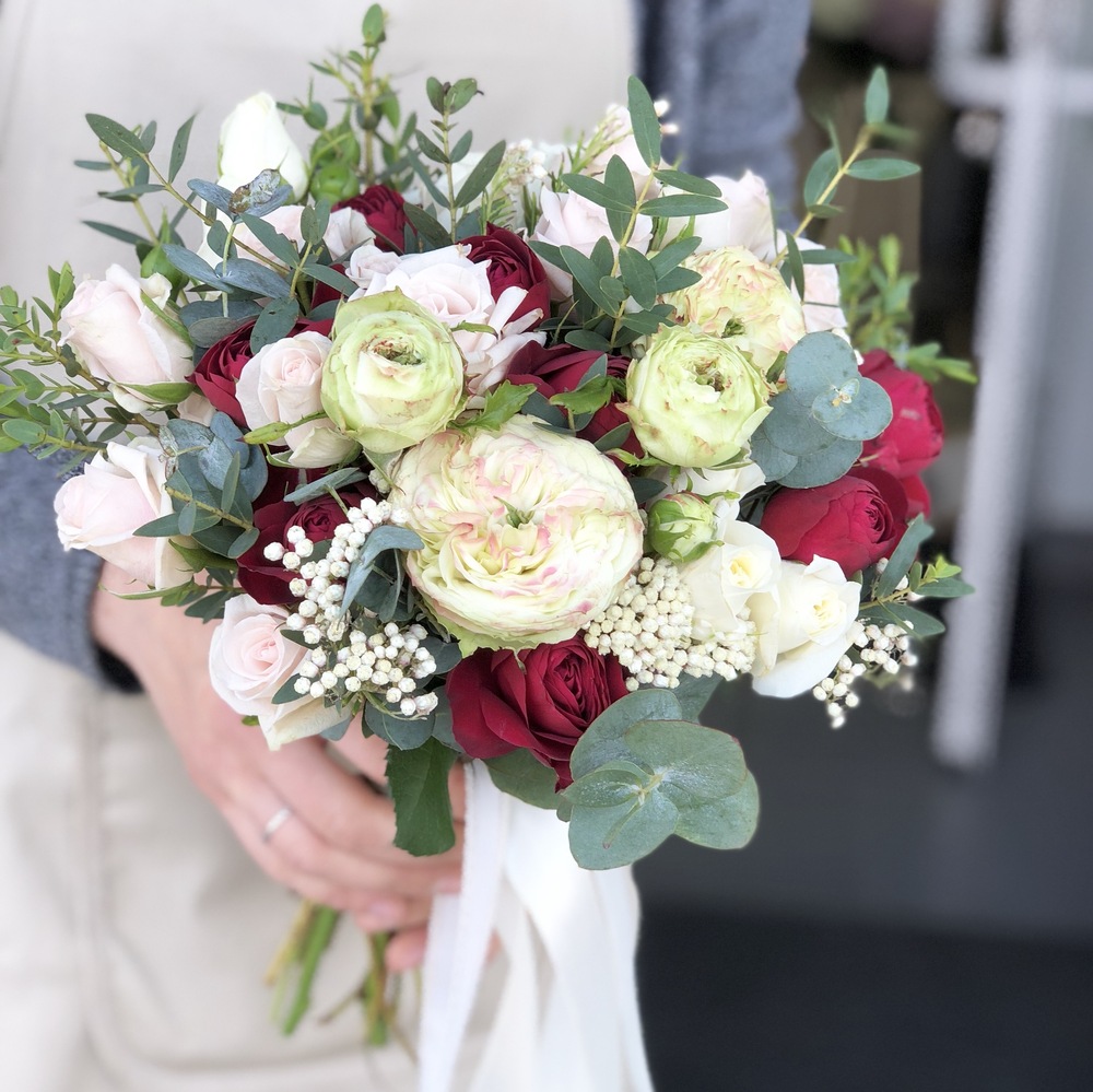 Букет невесты с красными элементами 