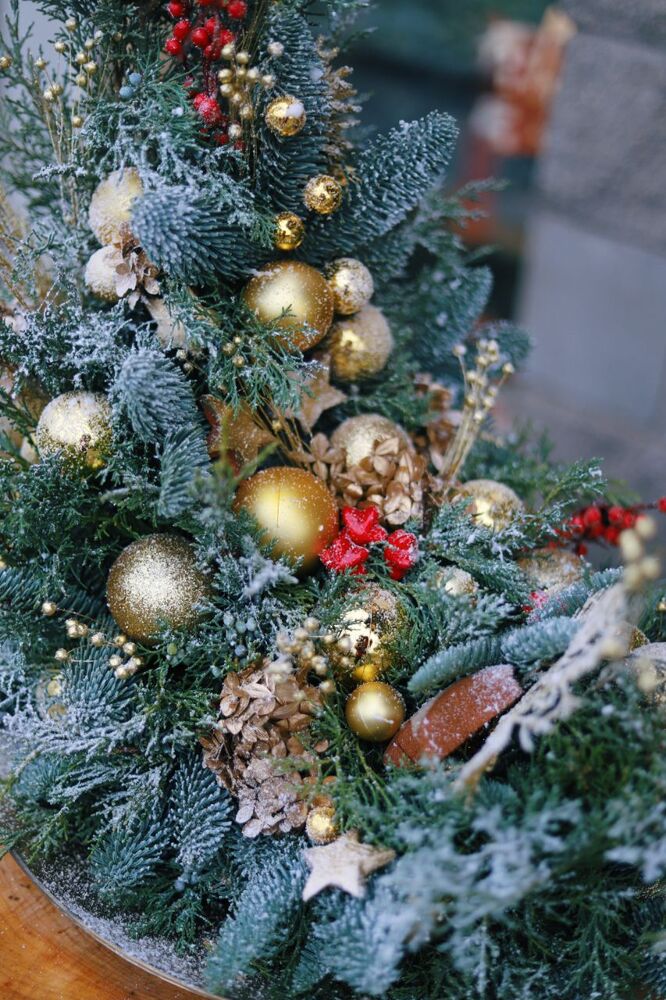 Асимметричная композиция в красно-золотой гамме