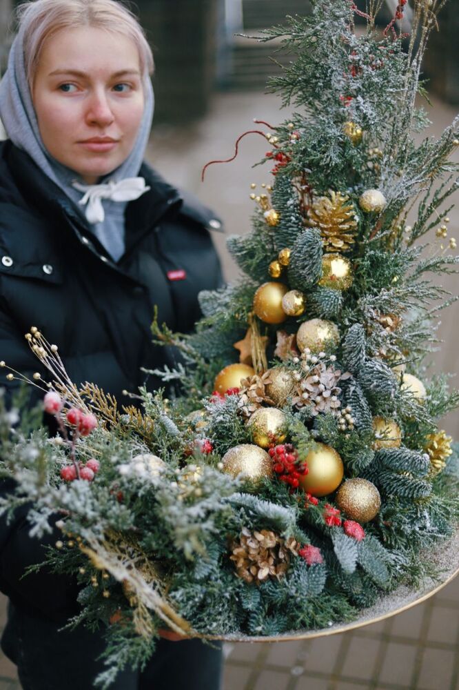 Асимметричная композиция в красно-золотой гамме
