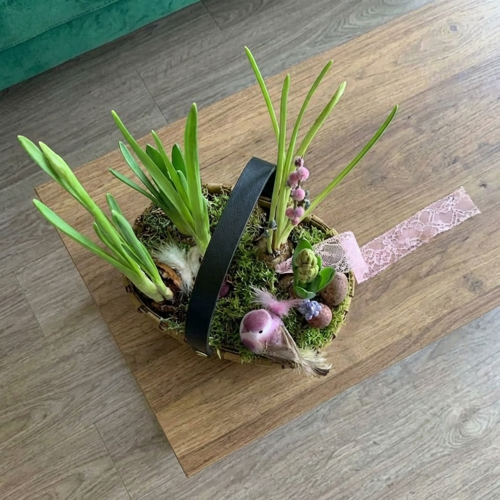 Пасхальная композиция в корзинке с птичкой