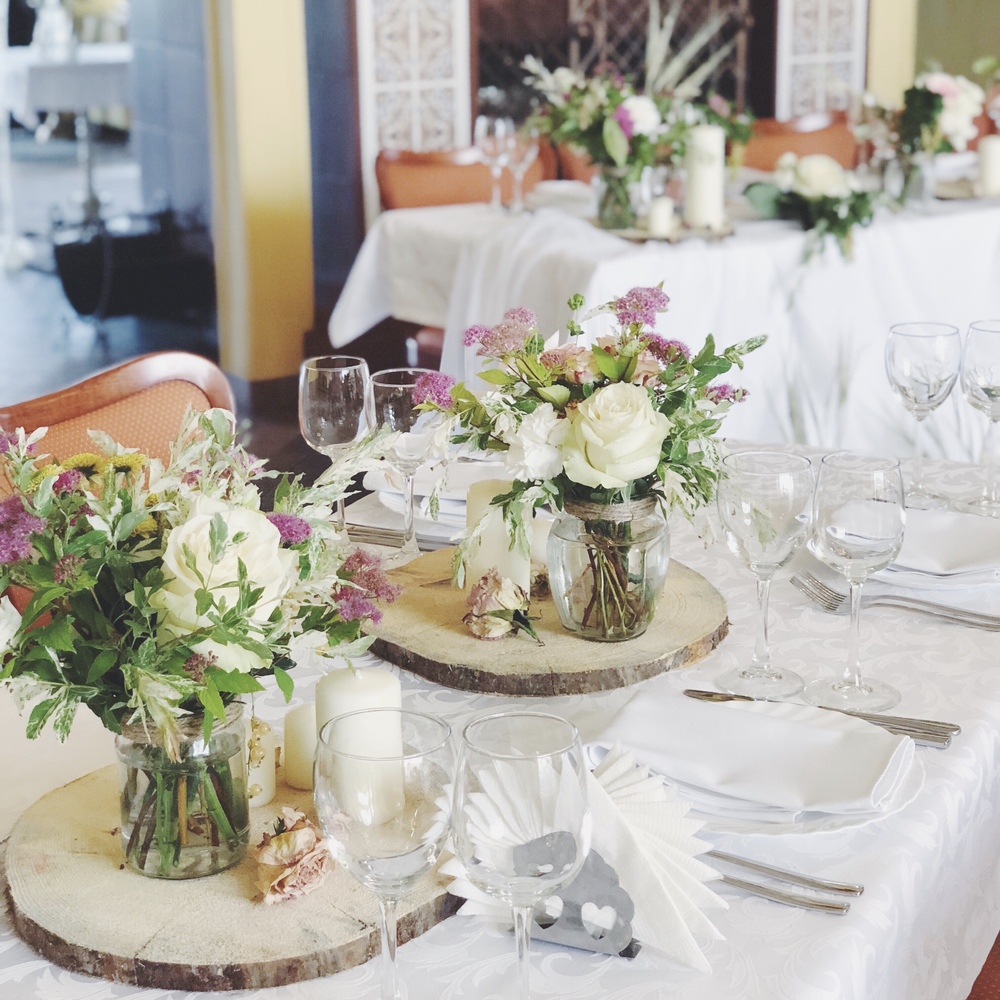 Декор свадьбы со спилами, золотыми бутылками и свечами 