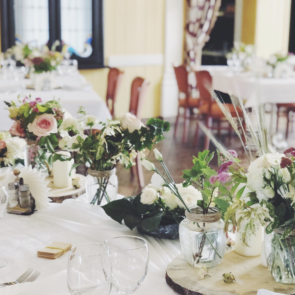 Декор свадьбы со спилами, золотыми бутылками и свечами 