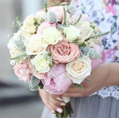 Букет невесты с пионами и пионовидными розами