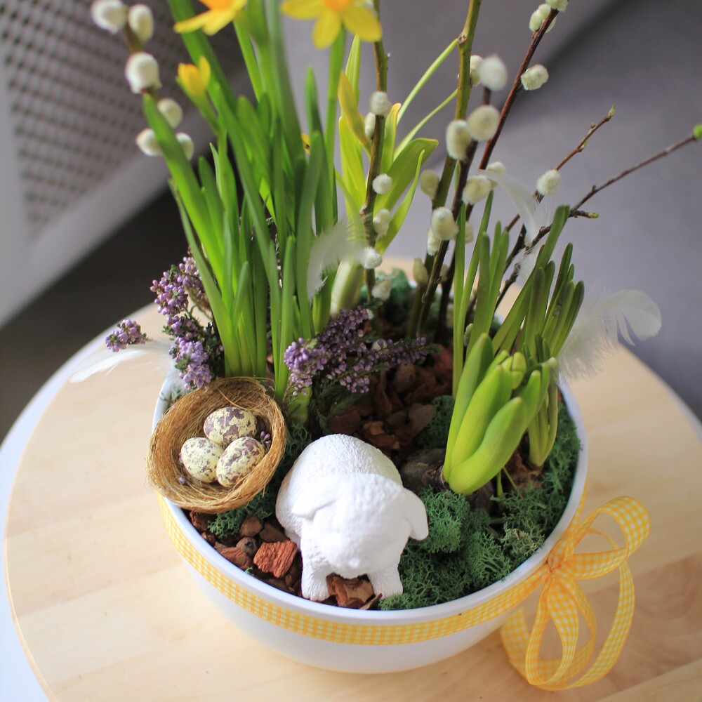 Пасхальная композиция с зайчиком