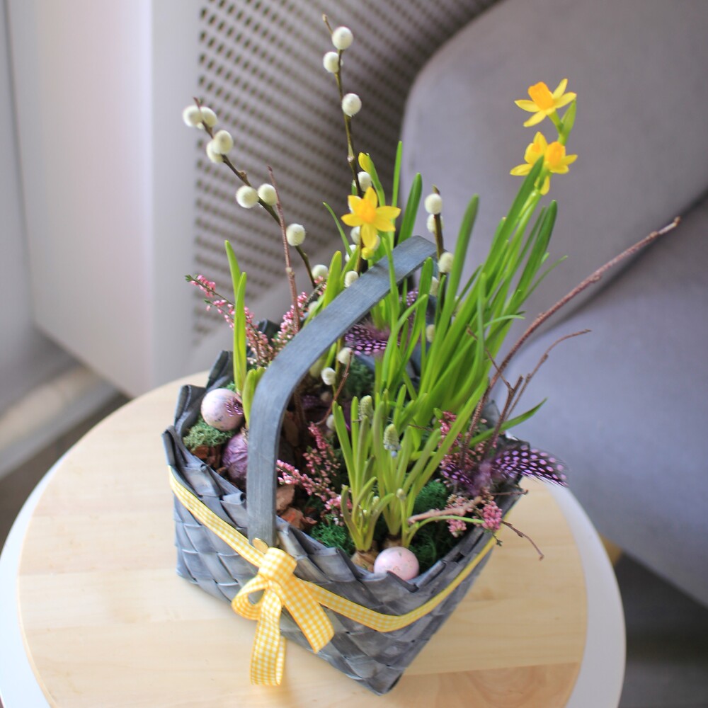 Пасхальная композиция с яйцами