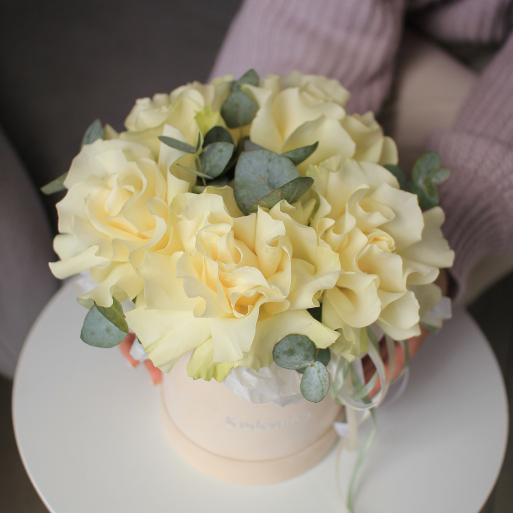 Шляпная коробка «С белыми французскими розами»