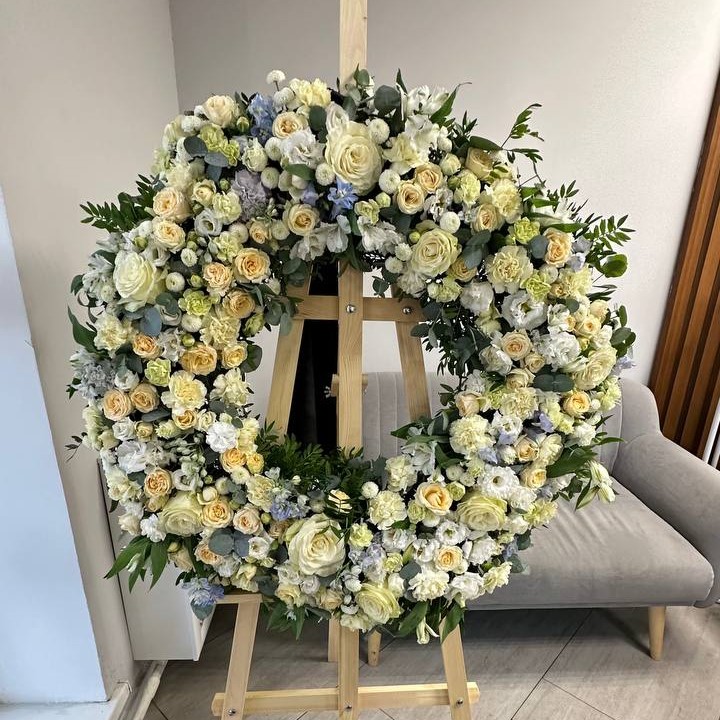 Венок ритуальный в европейском стиле