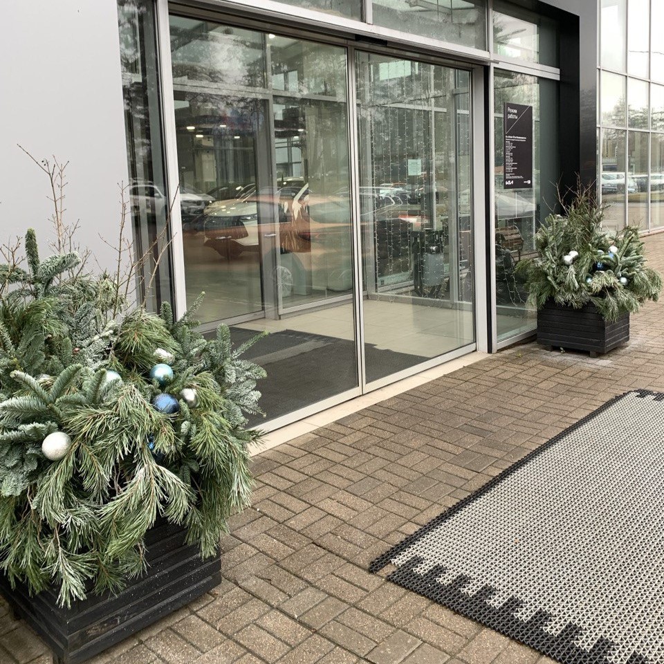 Новогоднее оформление уличного кашпо