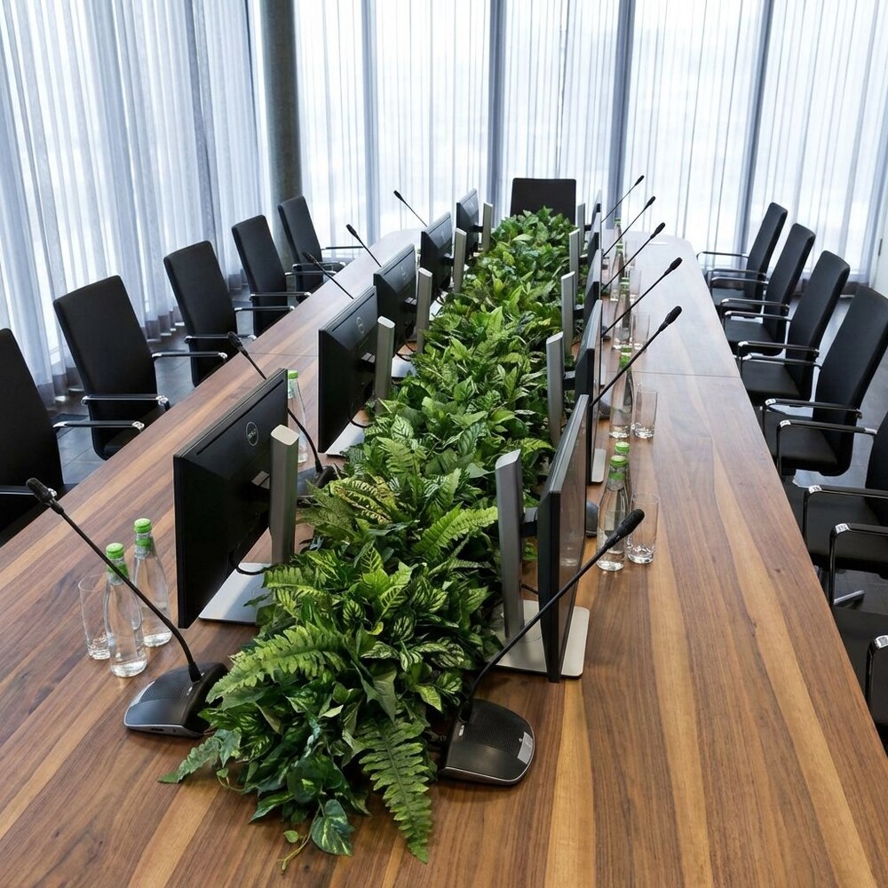 Композиция из искусственных цветов для офиса