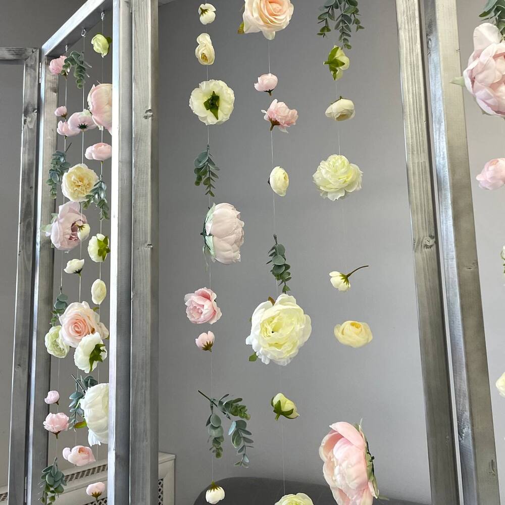 Фотозона из искусственных цветов "Ширма"