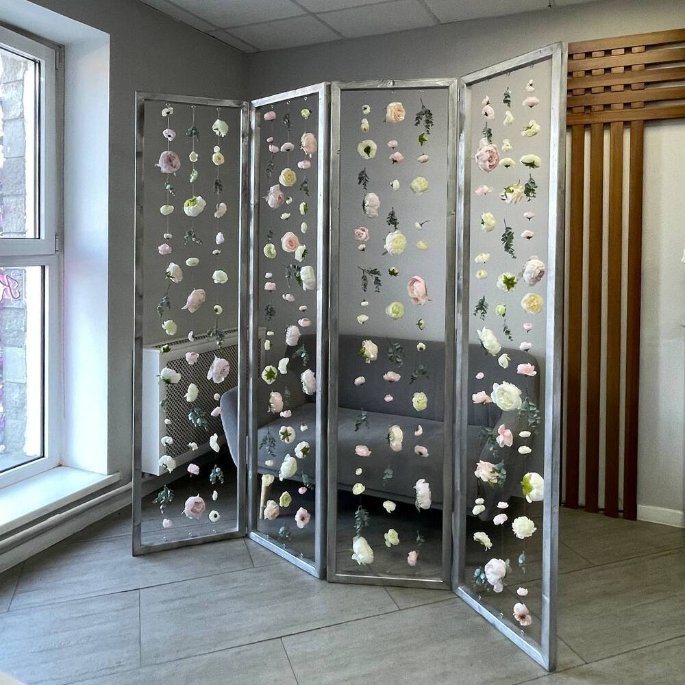 Фотозона из искусственных цветов "Ширма"