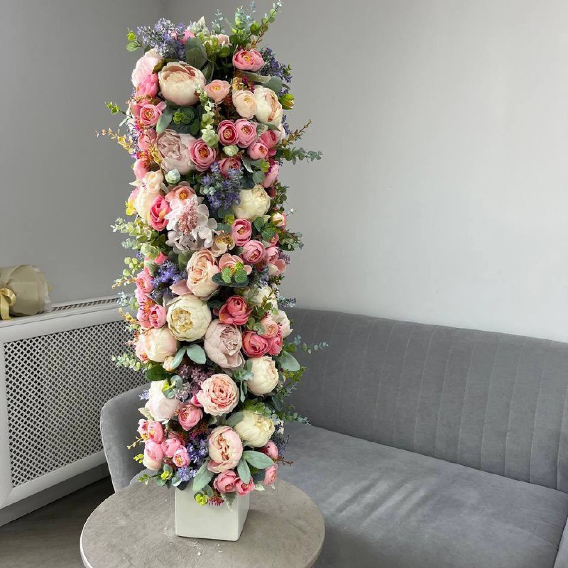 Колонна из искусственных цветов 