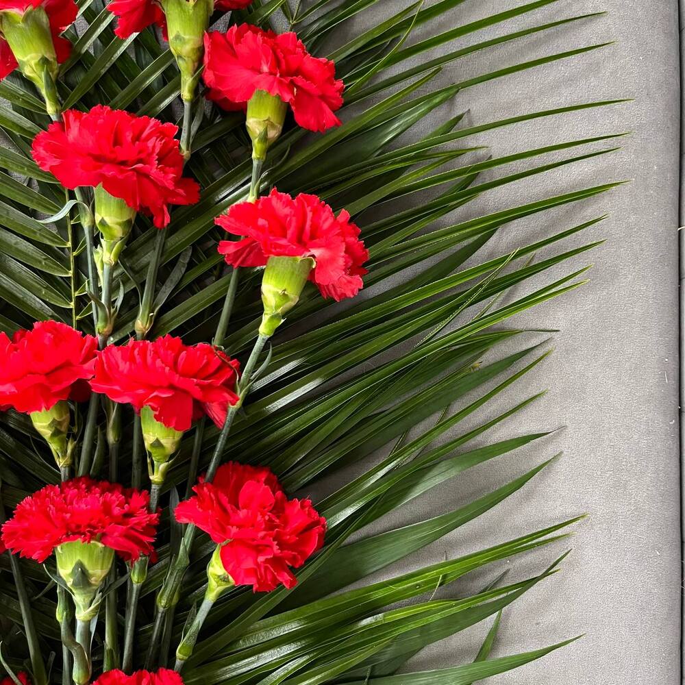 Траурный букет из гвоздик