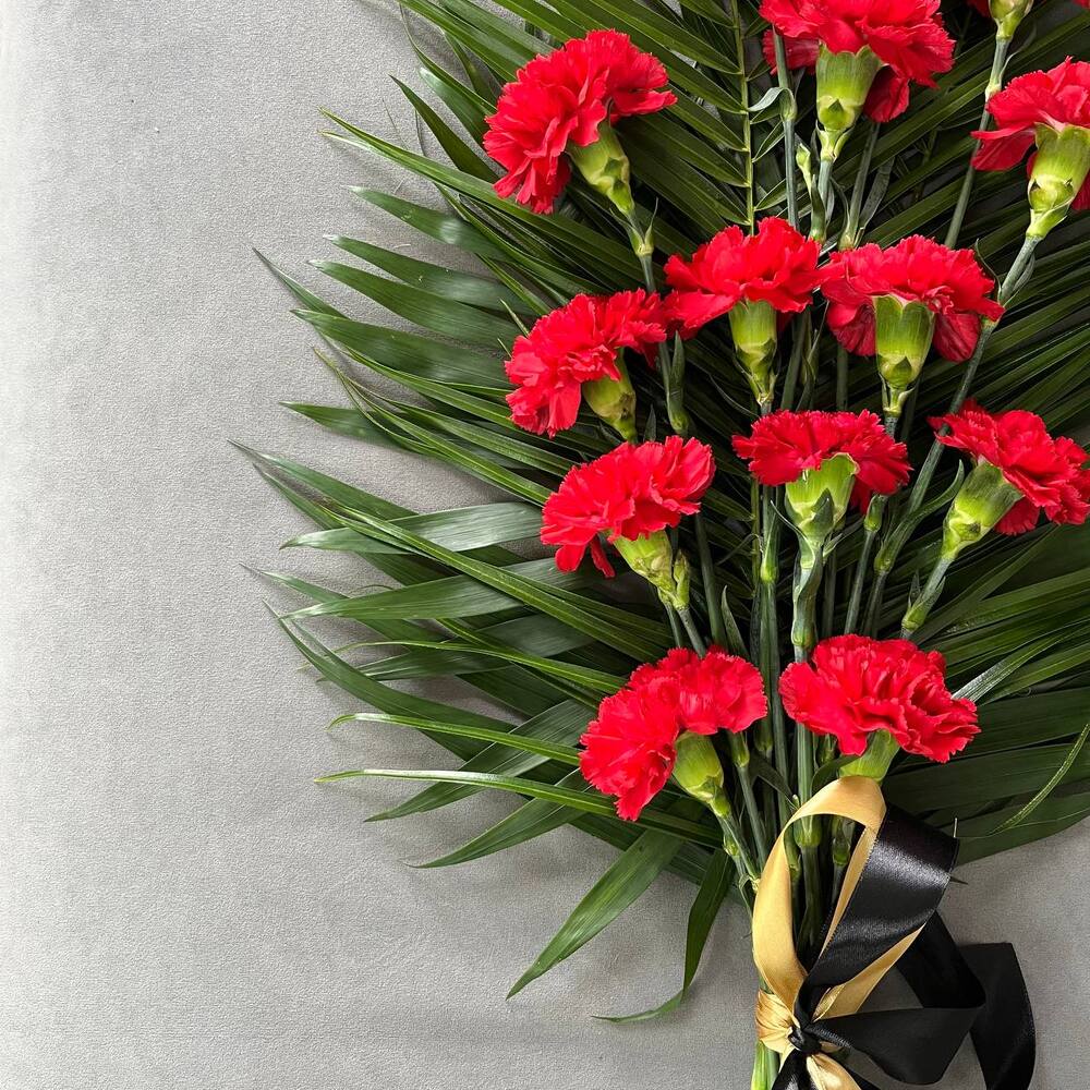 Траурный букет из гвоздик