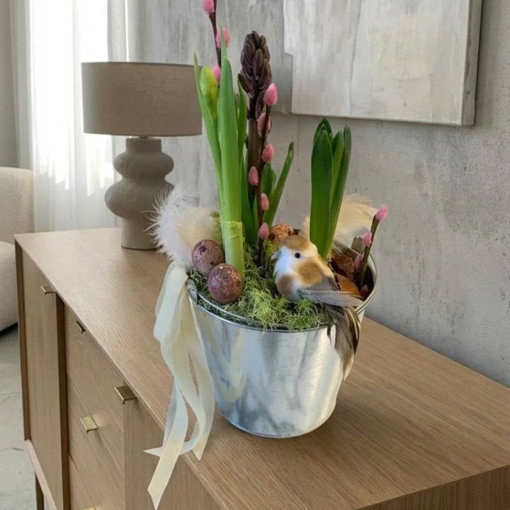 Пасхальная композиция в металлическом ведерке