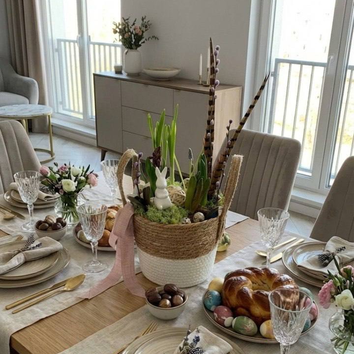 Пасхальная композиция в корзинке с пером фазана