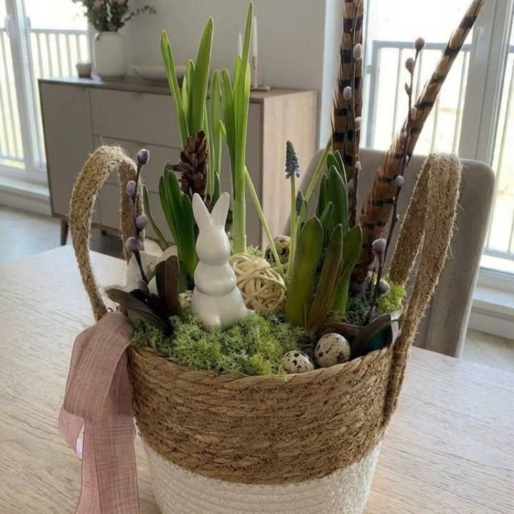 Пасхальная композиция в корзинке с пером фазана