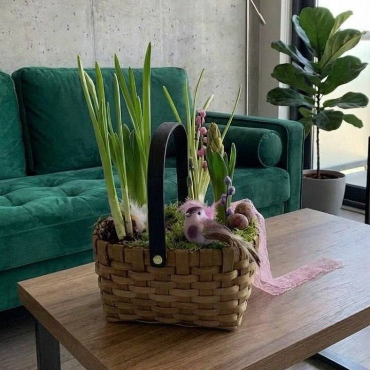 Пасхальная композиция в корзинке с птичкой